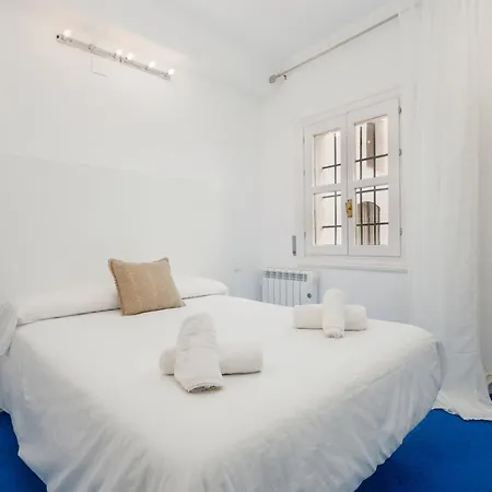 Apartment Home, With Direct Access To The Beach, Sea Views And South Facing, In Puerto Banus